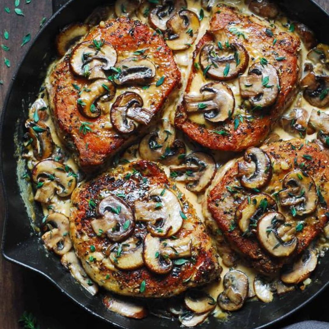 Schweinekoteletts mit Speck und Pilzen - Rezept